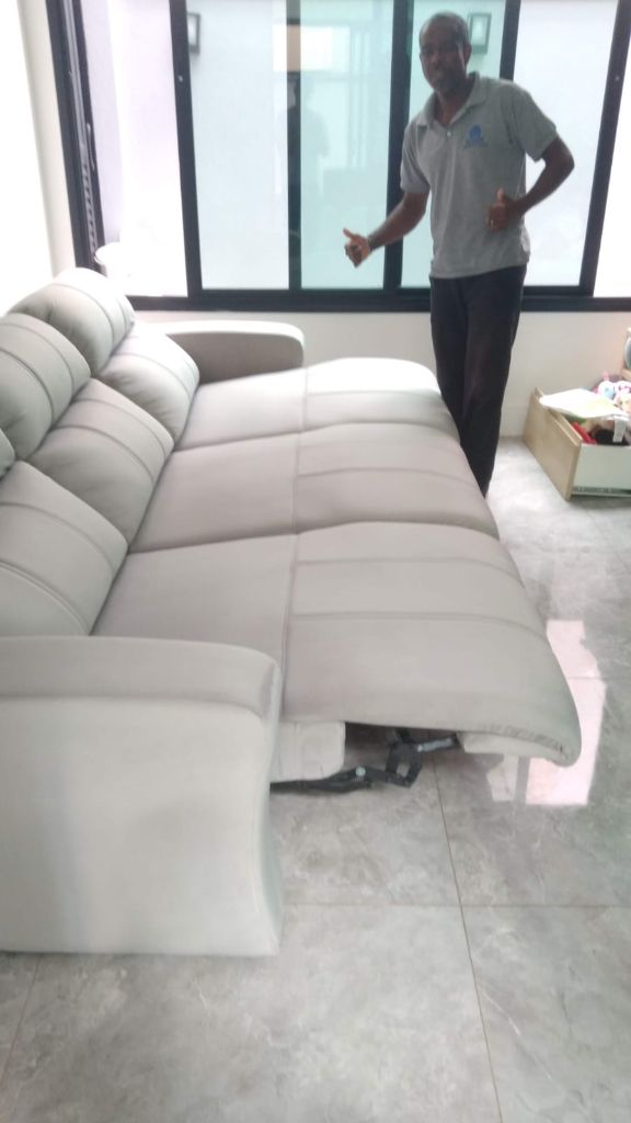 Sofá chaise limpo e montado